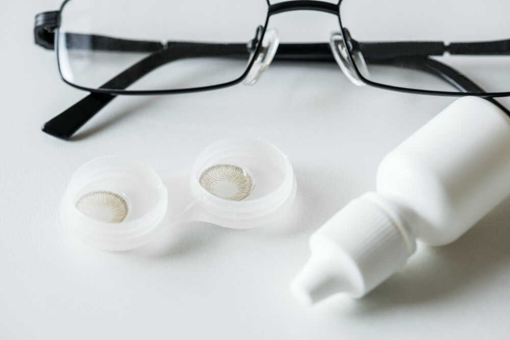 soczewki kontaktowe i okulary na zdjęciu