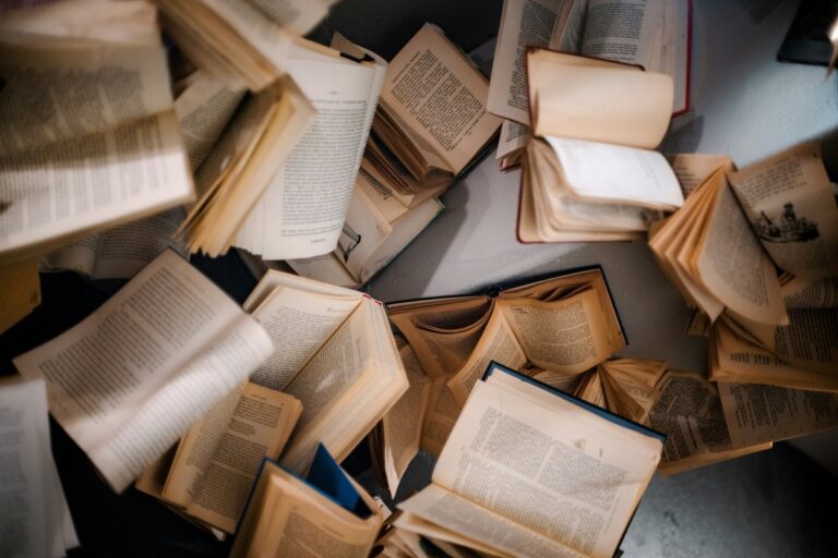 Literatura w świecie konopi — dlaczego twórcy nazw sięgają po wielkie powieści?
